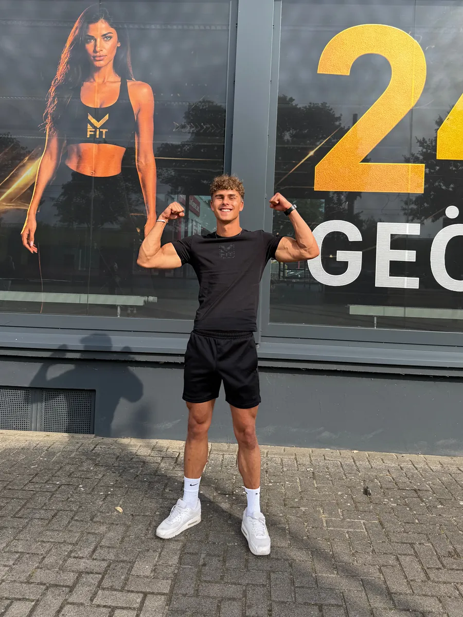 Trainierendes Mitglied vor dem MFit Smart Studio